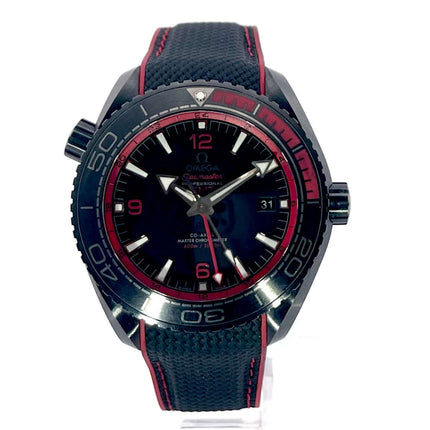 Omega Seamaster Planet Ocean 600m Deep Black 45.5 GMT mit schwarzem/r rotem Kautschukband und polierter schwarzer Keramiklünette.