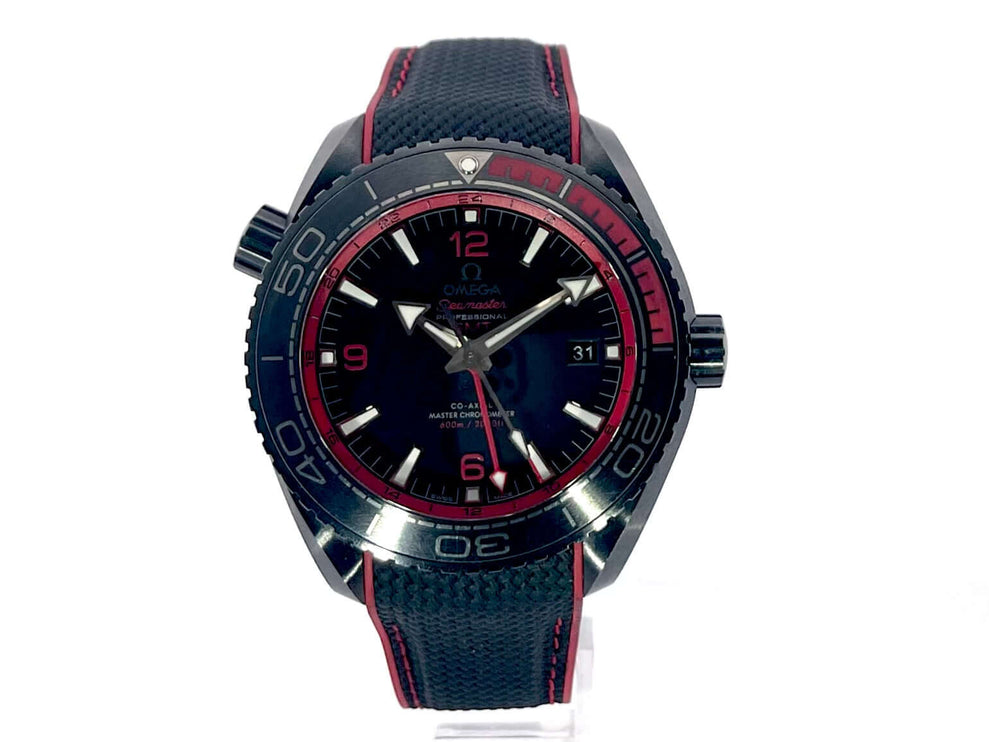Omega Seamaster Planet Ocean 600m Deep Black 45.5 GMT mit schwarzem/r rotem Kautschukband und polierter schwarzer Keramiklünette.