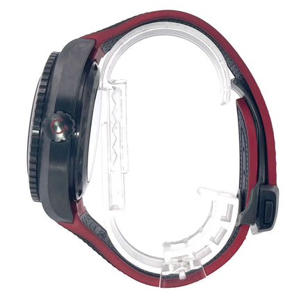 Seite des Omega Seamaster Planet Ocean 600m Deep Black 45.5 GMT mit keramischem Gehäuse und schwarz-rotem Kautschukband