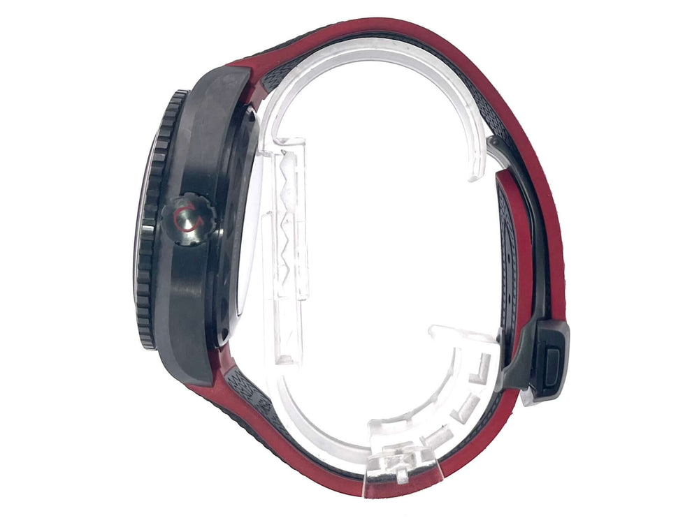 Seite des Omega Seamaster Planet Ocean 600m Deep Black 45.5 GMT mit keramischem Gehäuse und schwarz-rotem Kautschukband