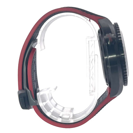 Seitenansicht der Omega Seamaster Planet Ocean 600m Deep Black 45.5 GMT mit rotem Kautschukband und schwarzem Gehäuse.