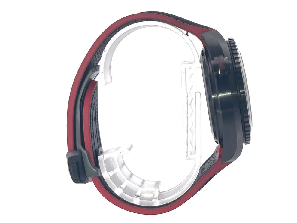 Seitenansicht der Omega Seamaster Planet Ocean 600m Deep Black 45.5 GMT mit rotem Kautschukband und schwarzem Gehäuse.