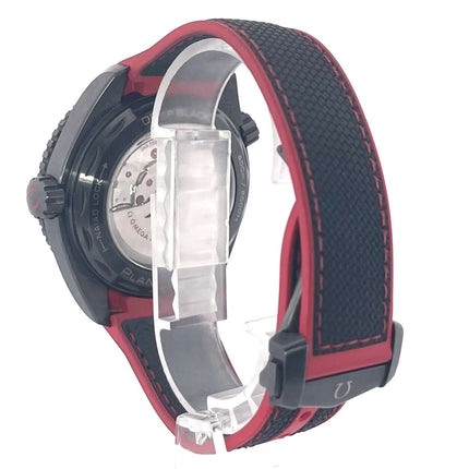 Rückseite der Omega Seamaster Planet Ocean 600m Deep Black 45.5 GMT mit schwarz-rotem Kautschukband und Sicherheitsfaltschließe.