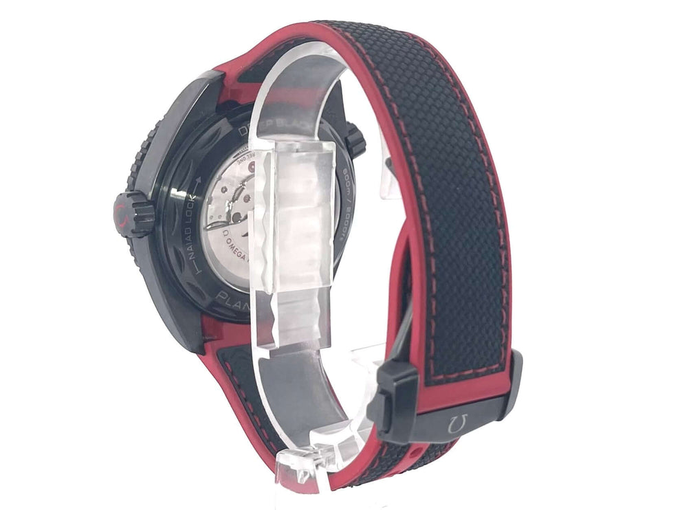 Rückseite der Omega Seamaster Planet Ocean 600m Deep Black 45.5 GMT mit schwarz-rotem Kautschukband und Sicherheitsfaltschließe.