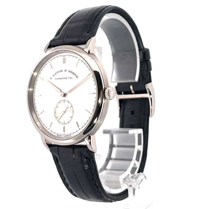 A. Lange & Söhne Saxonia 216.026 Weißgold Uhr mit schwarzem Alligatorlederband und Massiv Silber Zifferblatt.