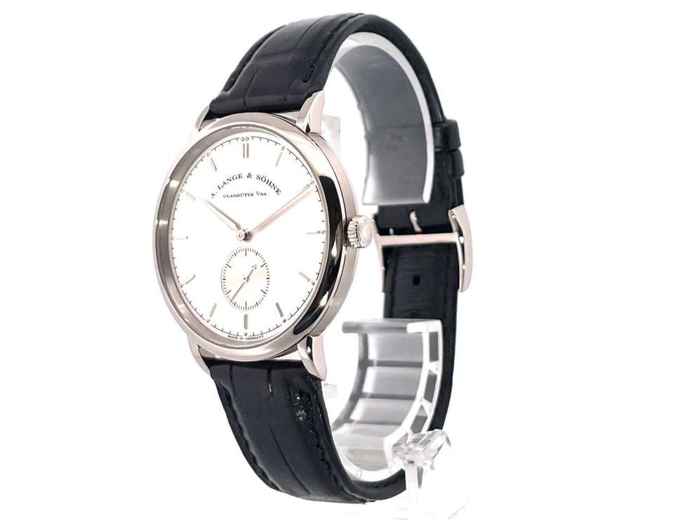 A. Lange & Söhne Saxonia 216.026 Weißgold Uhr mit schwarzem Alligatorlederband und Massiv Silber Zifferblatt.