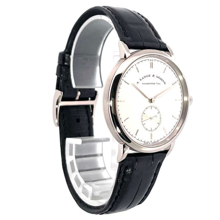 A. Lange & Söhne Saxonia Handaufzug Weißgold Ref. 216.026 aus 2013, 18 kt Weißgoldgehäuse und Dornschließe, schwarzes Alligatorlederband