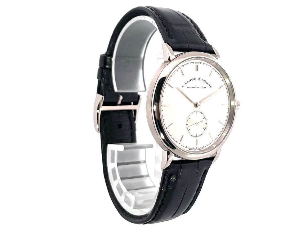 A. Lange & Söhne Saxonia Handaufzug Weißgold Ref. 216.026 aus 2013, 18 kt Weißgoldgehäuse und Dornschließe, schwarzes Alligatorlederband