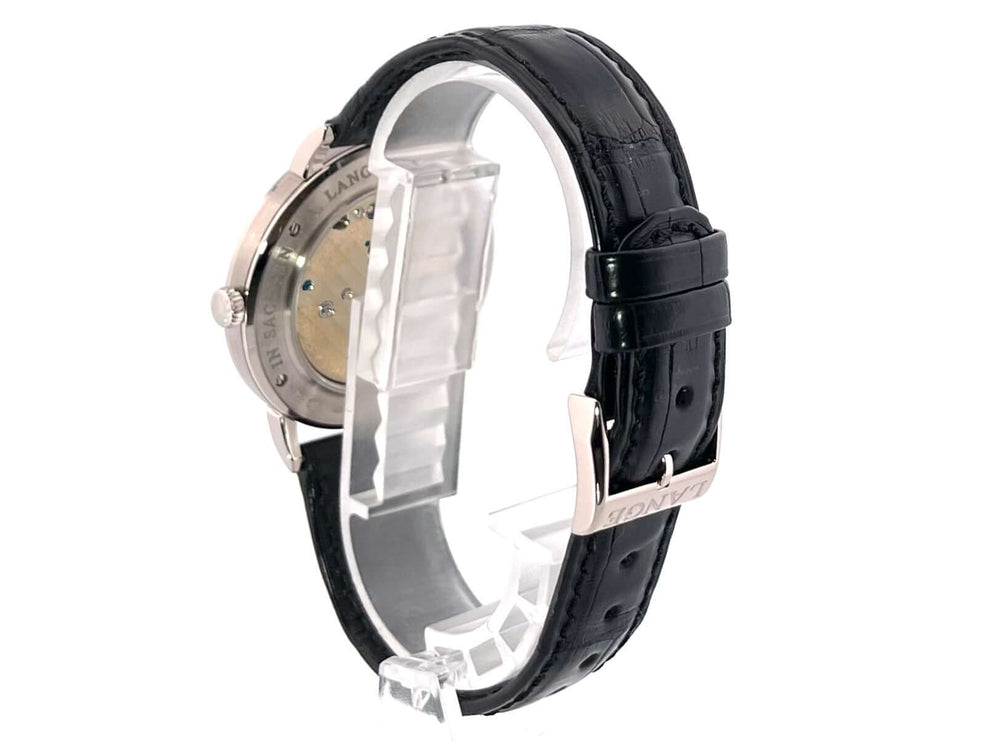 A. Lange & Söhne Saxonia 216.026 Weißgold mit schwarzem Alligatorlederband, Rückseite mit 18 kt Weißgold Dornschließe