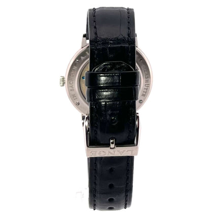 Rückseite der A. Lange & Söhne Saxonia 216.026 mit schwarzem Alligatorlederband und Weißgold-Dornschließe.