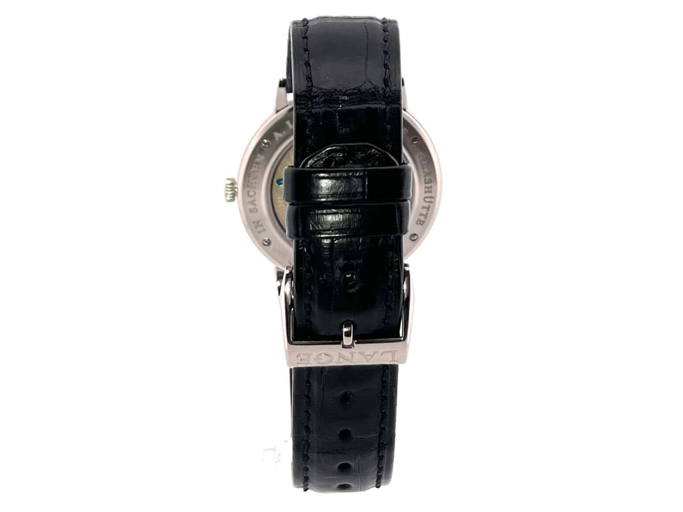Rückseite der A. Lange & Söhne Saxonia 216.026 mit schwarzem Alligatorlederband und Weißgold-Dornschließe.