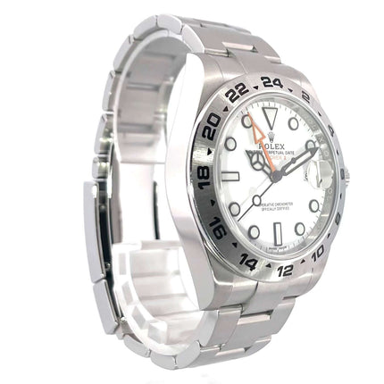 Rolex Explorer II 42 Edelstahl 216570 mit weißem Zifferblatt, 24-Stunden Skala und satiniertem Edelstahlgehäuse und Armband.