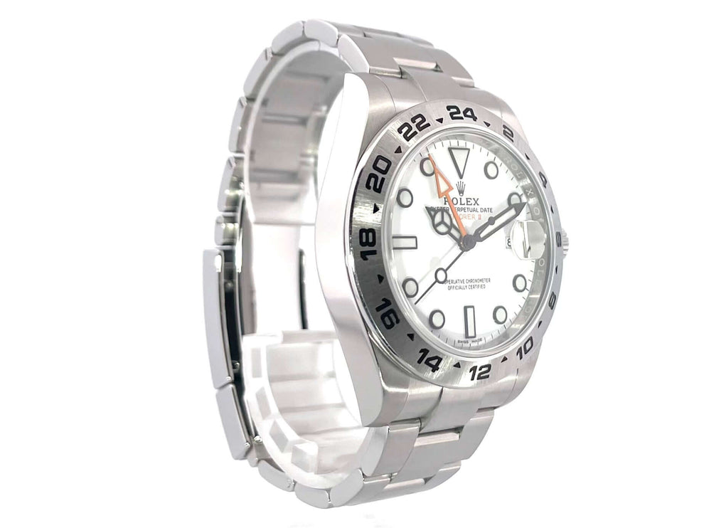 Rolex Explorer II 42 Edelstahl 216570 mit weißem Zifferblatt, 24-Stunden Skala und satiniertem Edelstahlgehäuse und Armband.