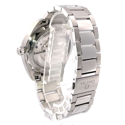 Rückseite der Omega Seamaster Aqua Terra Master Chronometer Ref. 220.10.41.21.03.002 mit poliertem Edelstahlarmband