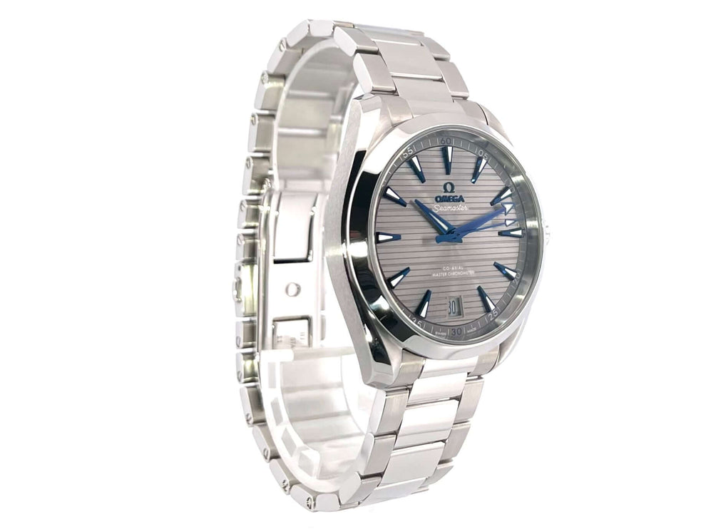 Omega Seamaster Aqua Terra Master Chronometer Ref. 220.10.41.21.06.001 mit Edelstahlgehäuse und grauem Zifferblatt, seitliche Ansicht.