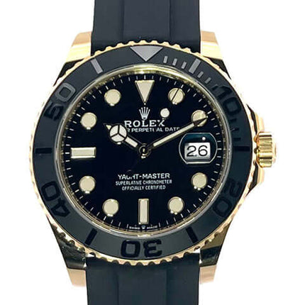 Rolex Yacht-Master 42 Gelbgold 226658 mit schwarzem Zifferblatt und Oyster Kautschukband, drehbare Keramiklünette, Luxus-Armbanduhr.