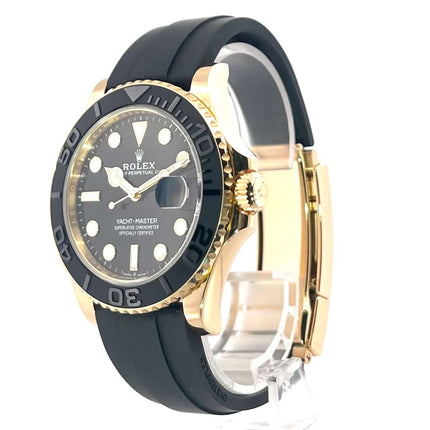 Rolex Yacht-Master 42 Gelbgold Ref. 226658 aus 2022 mit schwarzem Zifferblatt und Oyster Kautschukband, 18 kt Gelbgold Gehäuse und Lünette.