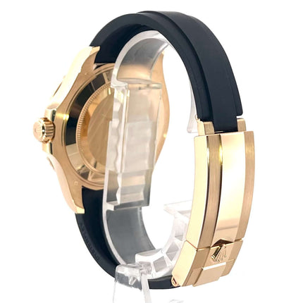 Rückansicht der Rolex Yacht-Master 42 Gelbgold Ref. 226658 mit poliertem 18 kt Gelbgoldgehäuse und schwarzem Oyster Kautschukband.