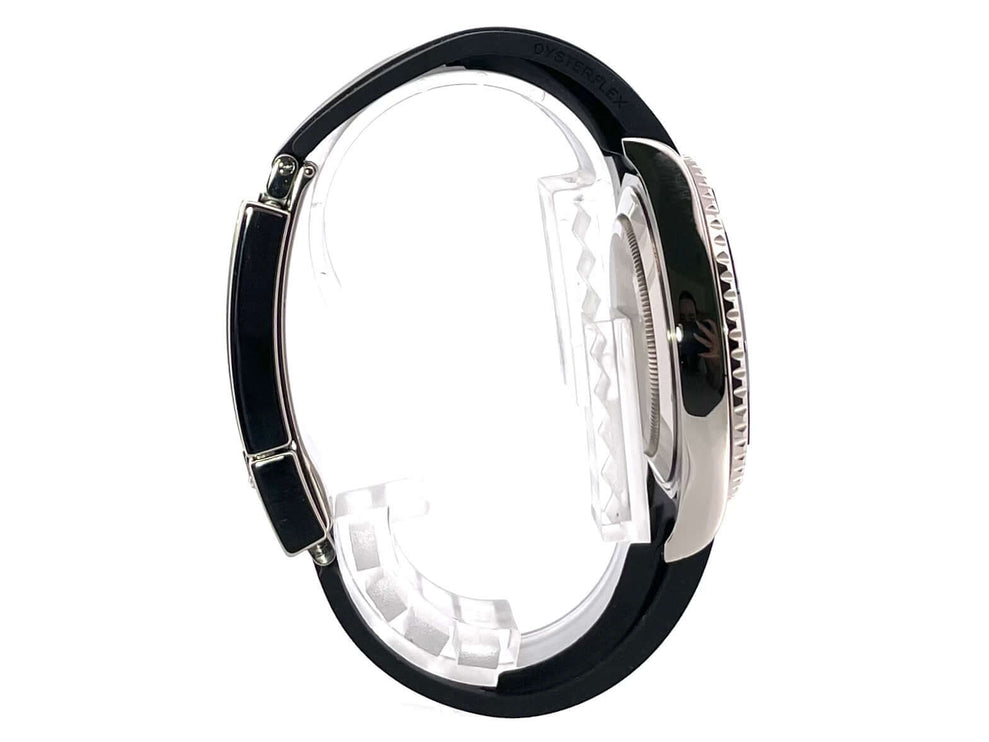 Rolex Yacht-Master 42 Weißgold 226659 Seitenansicht, schwarzes Oyster-Kautschukband, 18 kt Weißgold-Gehäuse.