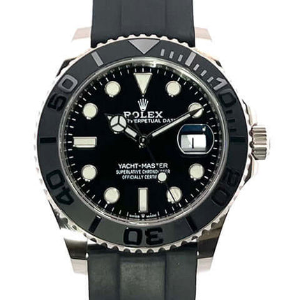 Rolex Yacht-Master 42 Weißgold Ref. 226659 mit Oyster Kautschukband und schwarzem Zifferblatt.