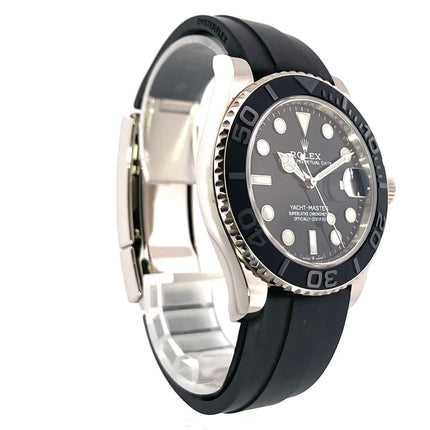 Rolex Yacht-Master 42 Weißgold Ref. 226659, 18 kt Weißgoldgehäuse, schwarze Lünette und Oyster Kautschukband.