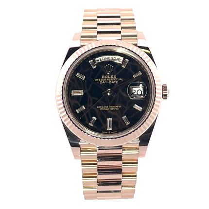 Rolex Day-Date 40 18 kt Everose-Gold 228235 mit Eisenkiesel-Diamantzifferblatt und Präsident-Armband vor weißem Hintergrund.
