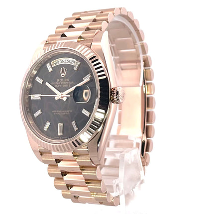 Rolex Day-Date 40 18 kt Everose-Gold Ref. 228235 mit Eisenkiesel Diamantzifferblatt, Riffellünette, Präsident Armband und Datumslupe bei 3 Uhr.