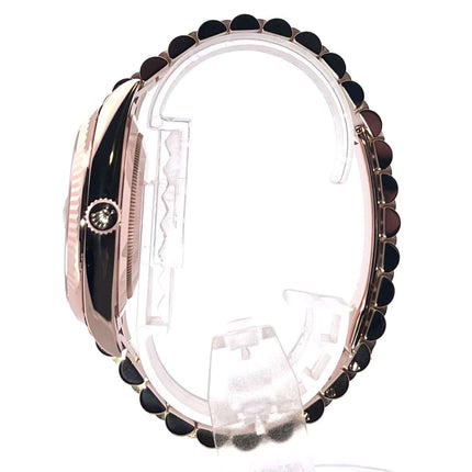 Profilansicht der Rolex Day-Date 40 Everose-Gold 228235 mit Eisenkiesel Diamantzifferblatt und Präsident Armband, Gehäusedurchmesser 40 mm.