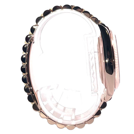 Seitenansicht der Rolex Day-Date 40 in 18 kt Everose-Gold mit Präsident Armband und geriffelter Lünette.