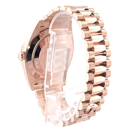 Rückseite der Rolex Day-Date 40 18 kt Everose-Gold Ref. 228235 mit poliertem und satiniertem Präsident Armband, 40 mm Gehäuse, aus 2022