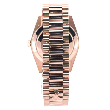 Rückseite des Rolex Day-Date 40 Everose-Gold 228235 mit Präsident Armband in poliertem und satiniertem 18 kt Everose-Gold.