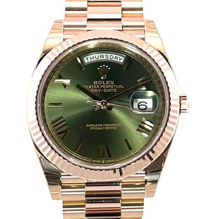 Rolex Day-Date 40 Everose-Gold 228235 mit olivgrünem Zifferblatt und römischen Ziffern, Präsident Armband, 18 kt Everose-Gold, Automatikwerk.