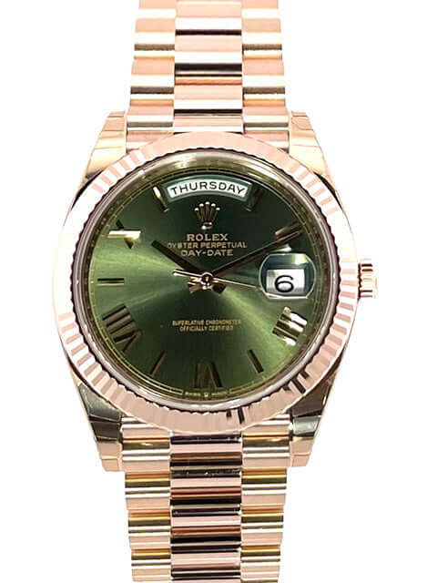 Rolex Day-Date 40 Everose-Gold 228235 mit olivgrünem Zifferblatt und römischen Ziffern, Präsident Armband, 18 kt Everose-Gold, Automatikwerk.