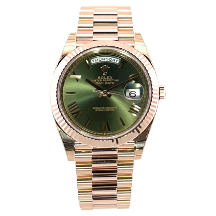 Rolex Day-Date 40 18 kt Everose-Gold Gehäuse 228235 Olivgrünes Zifferblatt römische Zahlen Präsident Armband.