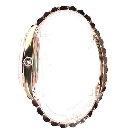 Seitenansicht des Rolex Day-Date 40 Everose-Gold 228235, 18 kt Everose-Gold Gehäuse und Präsident Armband, Olivgrünes Zifferblatt.