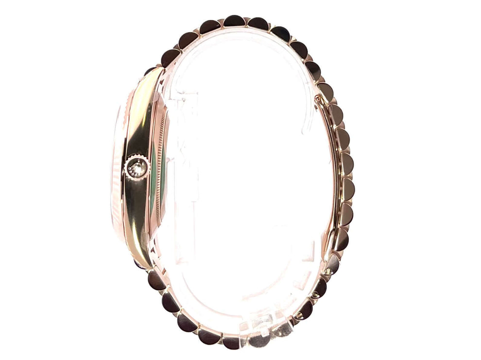 Seitenansicht des Rolex Day-Date 40 Everose-Gold 228235, 18 kt Everose-Gold Gehäuse und Präsident Armband, Olivgrünes Zifferblatt.