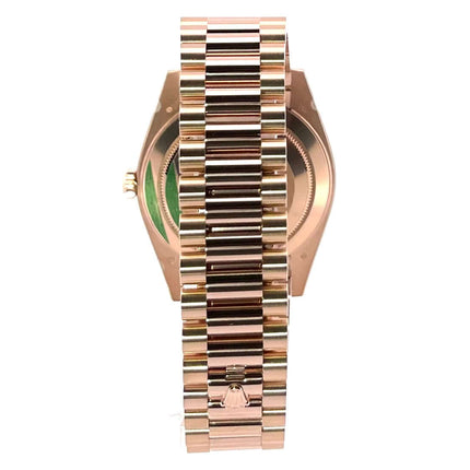 Rückseite der Rolex Day-Date 40 Everose-Gold 228235 mit poliertem und satiniertem Präsident Armband aus 18 kt Everose-Gold.