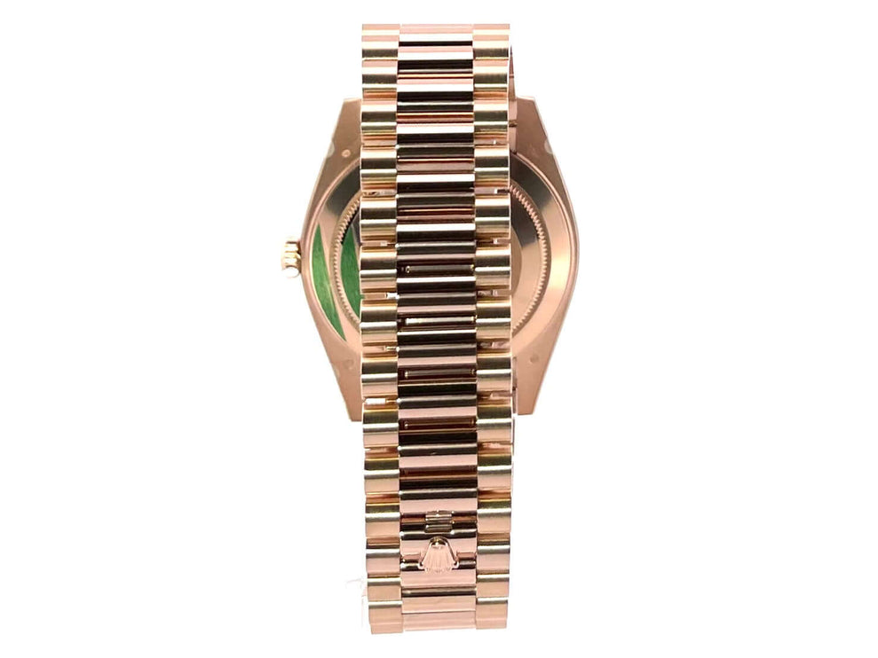 Rückseite der Rolex Day-Date 40 Everose-Gold 228235 mit poliertem und satiniertem Präsident Armband aus 18 kt Everose-Gold.