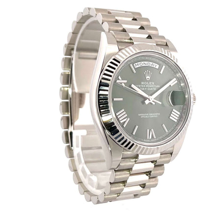 Rolex Day-Date 40 Weißgold 228239 Olivgrün Armbanduhr mit römischen Ziffern und Präsident Armband aus 18 kt Weißgold.