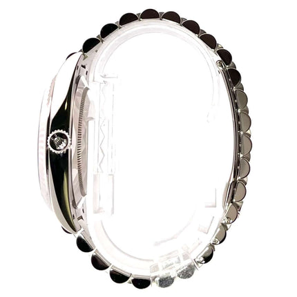 Seitenansicht der Rolex Day-Date 40 Weißgold 228239 Olivgrün mit Präsident Armband.