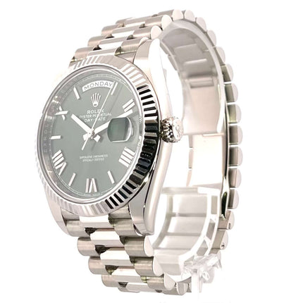 Rolex Day-Date 40 Weißgold 228239 Olivgrün Uhr mit römischen Ziffern und Präsident Armband, Automatikwerk und geriffelter Lünette