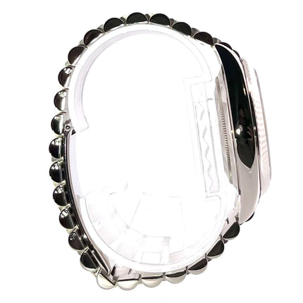 Seitenansicht des Rolex Day-Date 40 Weißgold 228239 mit Präsident Armband und geriffelter Lünette.