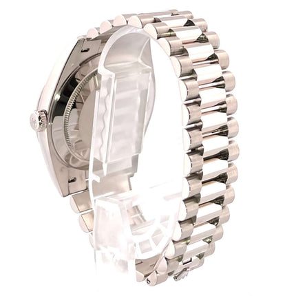 Rückansicht der Rolex Day-Date 40 Weißgold 228239 mit 18 kt Weißgold Armband und polierter Faltschließe