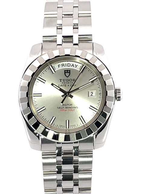 Tudor Classic Date & Day 41 Ref. 23010 mit Edelstahlgehäuse, 41 mm, silberfarbenes Zifferblatt, Automatikwerk, und poliertem Edelstahlarmband