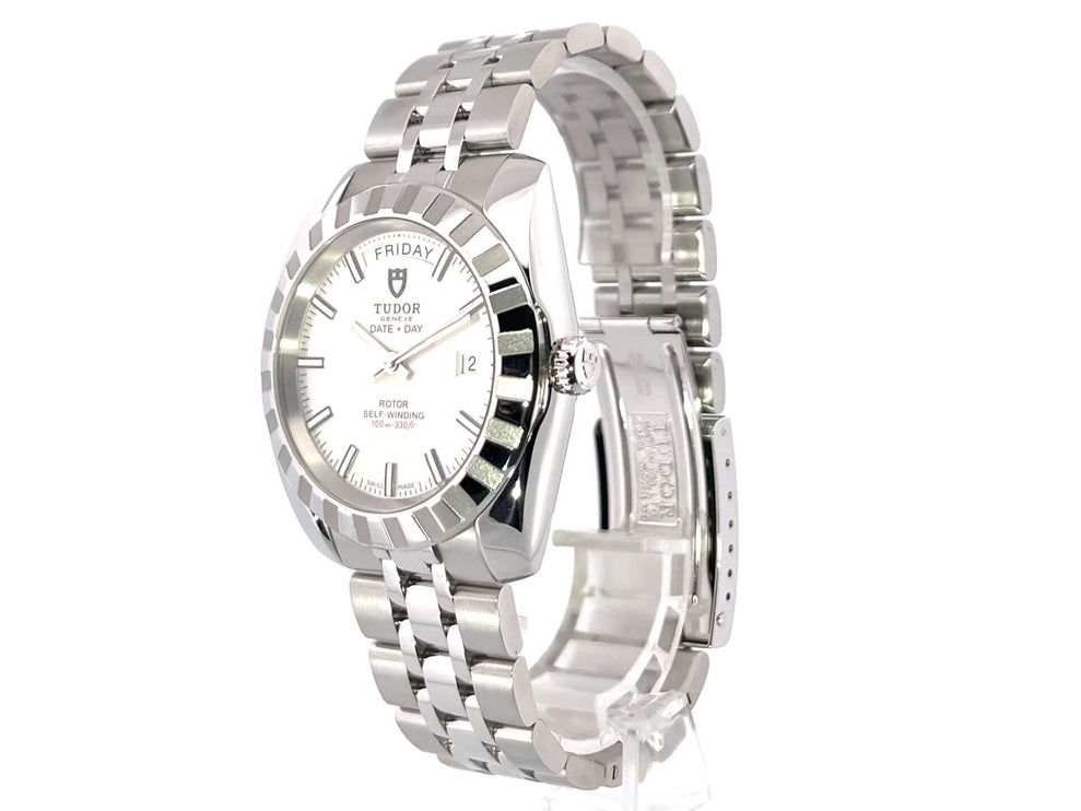 Tudor Classic Date & Day 41 Ref. 23010, poliertes und satiniertes Edelstahlgehäuse, silberfarbenes Zifferblatt, Automatik, Edelstahlband