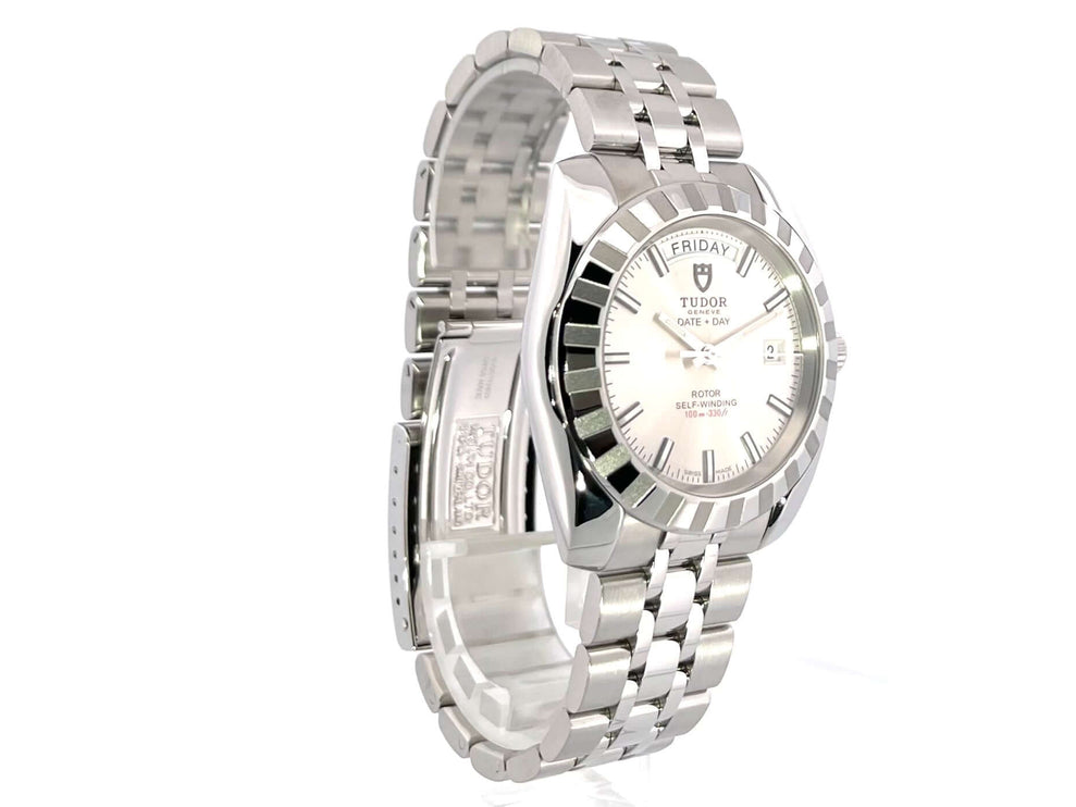 Tudor Classic Date & Day 41 Ref. 23010 Edelstahl Uhr mit silberfarbenem Zifferblatt und Edelstahlband, polierte und satinierte Lünette.