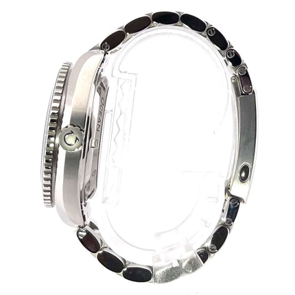 Seitenansicht der Omega Seamaster Planet Ocean 600m Co-Axial 42mm 232.30.42.21.01.001 mit Edelstahlgehäuse und Heliumventil