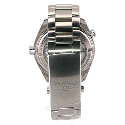 Rückansicht der Omega Seamaster Planet Ocean 600m Co-Axial 42 mm mit geschlossenem Edelstahl Armband und Sicherheitsfaltschließe.