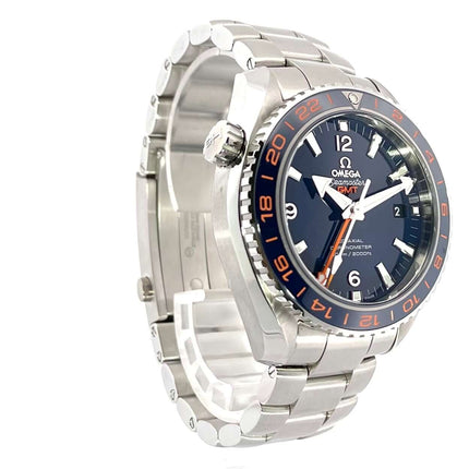 Omega Seamaster Planet Ocean GMT Good Planet 232.30.44.22.03.001 Uhr aus poliertem und satiniertem Edelstahl mit blauem Zifferblatt und drehbarer Lünette.