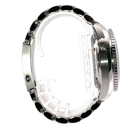 Omega Seamaster Planet Ocean GMT Good Planet 232.30.44.22.03.001 seitliche Ansicht des polierten und satinierten Edelstahlgehäuses und Armbands